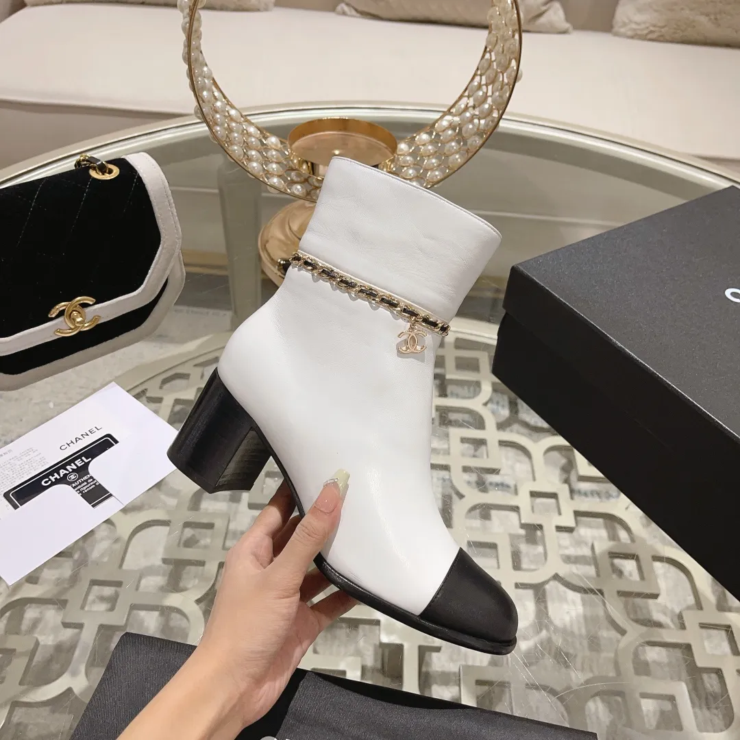 👟👟Ex-factory price 700👟👟 2025 Xiaoxiang chanel high quality counter grade 𝙎𝙡𝙞𝙣𝙜-𝙗𝙖𝙘𝙠🌈〰͏ chanelaa® Xiaoxiang new chain ⛓️slimming short boots Top purchasing level rare items are new 🍾👟👟 ━━━━━ ЅᏇєєt ━━━━━ 🍒 Upper: Italian imported calfskin ➕ Chanel’s unique chain element Lining: Imported comfortable and soft sheepskin lining for foot pads Outsole: Exclusive molding of Italian imported genuine leather outsole Color: Black/White/Apricot Size: 34 to 40 (34, 41, 42 are customized and non-returnable and non-exchangeable) Packaging: The latest full set of packaging from the counter shoe industry